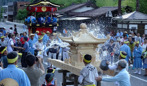 18072301お神輿D水かけ.jpg