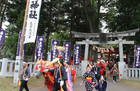 MVI_5818a神社前行進.jpg